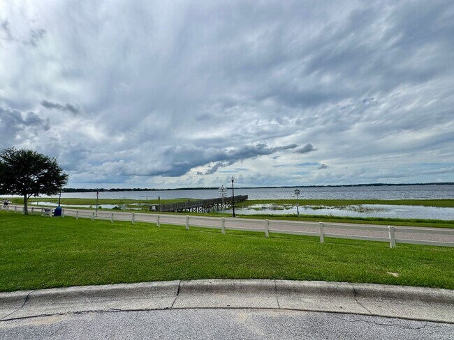 Building Photo - Downtown Clermont - Beautifully Renovated 2-Bed/1-Bath Upstairs Unit with Stunning Lake Minneola ...