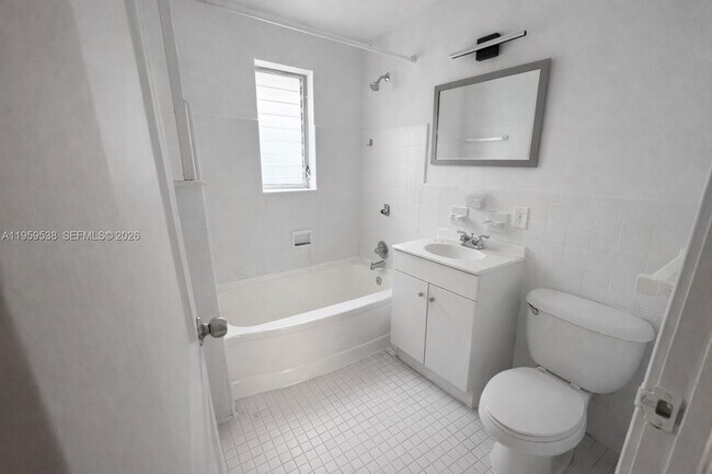 Building Photo - 945 Bay Dr