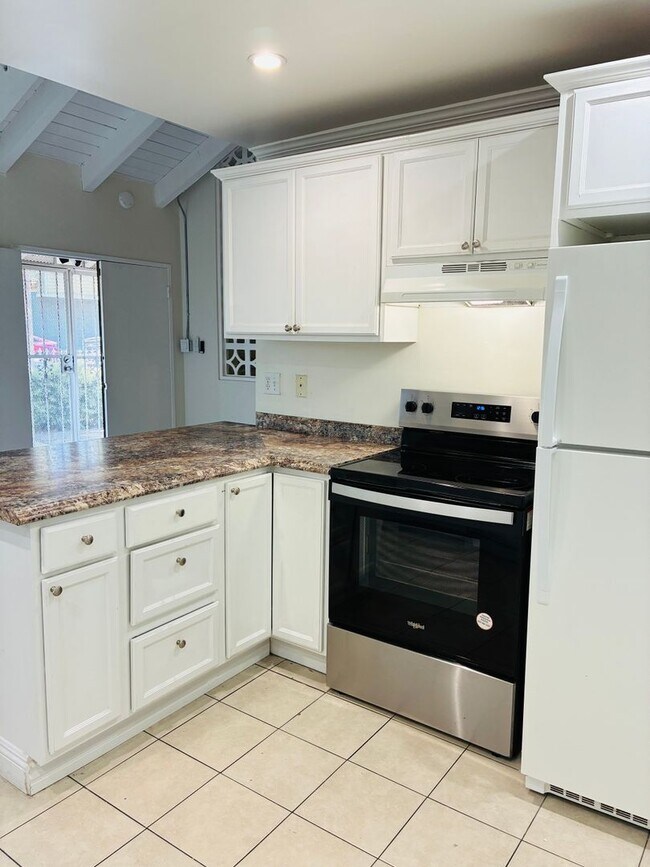 Building Photo - BEAUTIFUL 3 BEDROOM/ 2 BATH- ONE TIME RENTAL