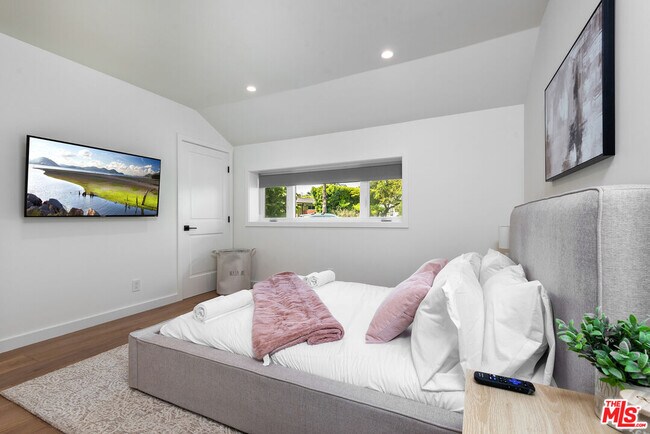 Building Photo - 527 S Bentley Ave