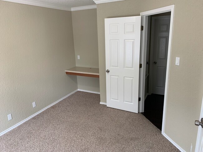 Building Photo - *MOVE IN SPECIAL* Gorgeous Four Bedroom Home with Covered Patio Near Medical Center!!