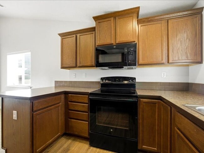 Building Photo - 9352 W 9th Pl