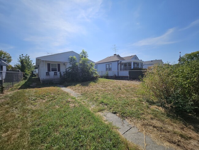 Primary Photo - 1837 E Legrande Ave