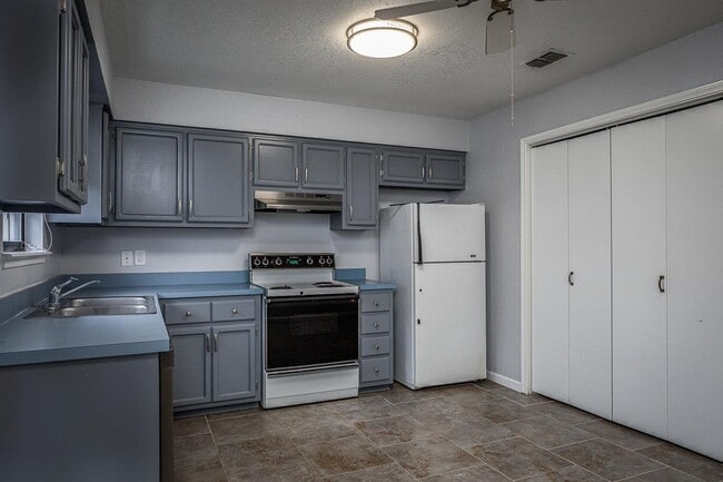 Building Photo - 208 Miller Dr