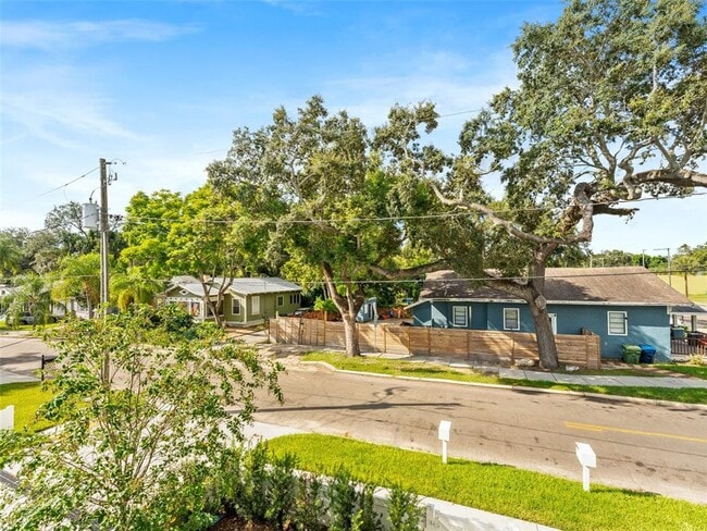 Building Photo - 102 W Adalee St