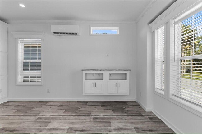 Building Photo - 11240 N Northwood Dr