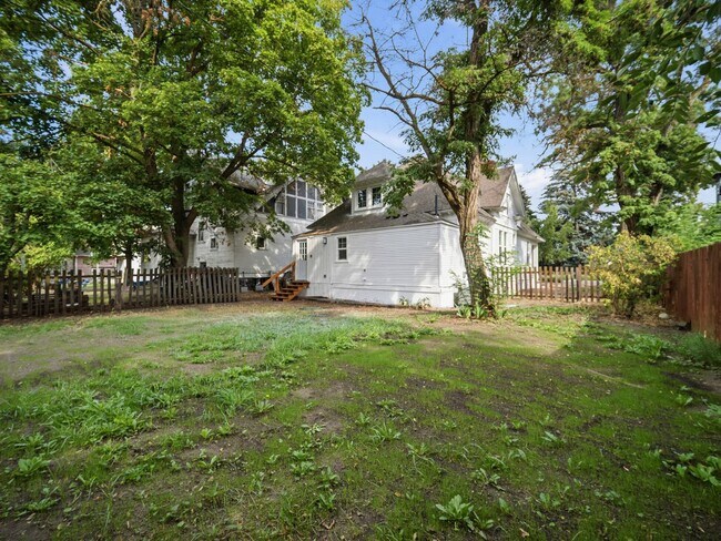 Building Photo - 728 E Indiana Ave