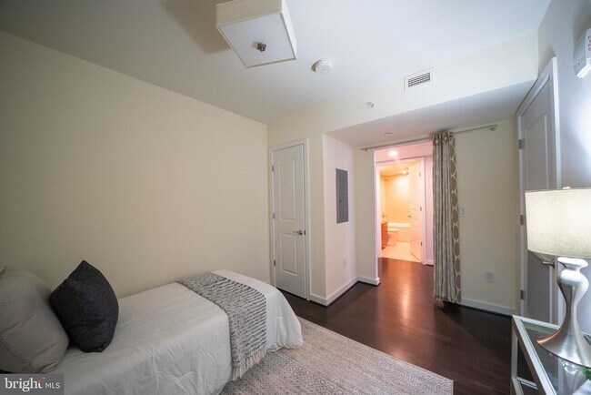 Building Photo - 1025 1st St SE