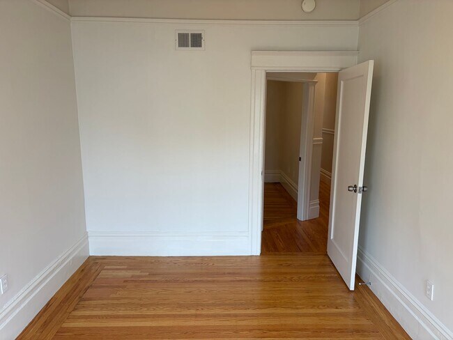 Building Photo - Cool, Remodeled One Bedroom in Hayes Valle...