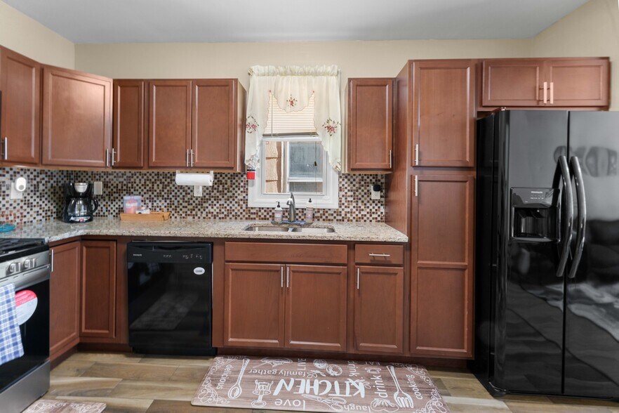 Building Photo - 172 Wilkinson Ave