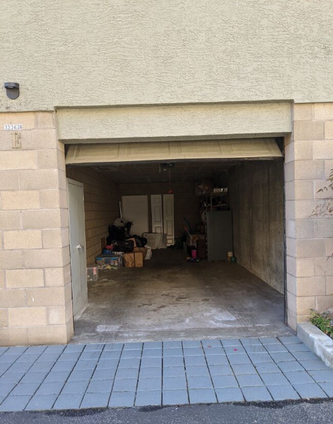 Building Photo - School Year Lease W/ Option to Renew