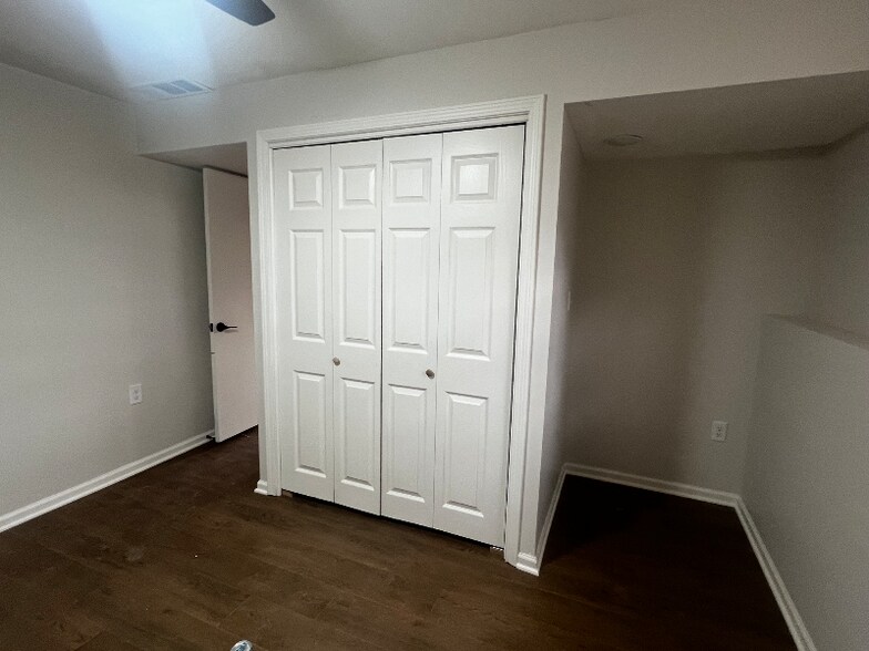 Building Photo - 1054 Wellington Rd