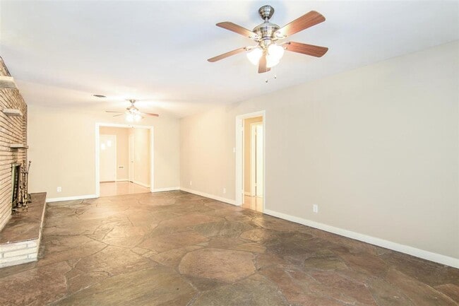 Building Photo - 9115 Highcrest Dr