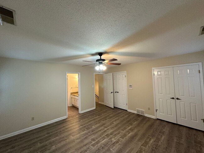 Building Photo - Showings may begin 7/1/26. Spacious Germantown home! Walking distance to Farmington Elementary. S...