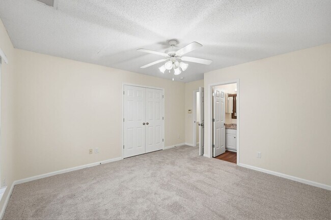 Building Photo - Beautiful Matthews Townhome with Updated Interior & Community Pool