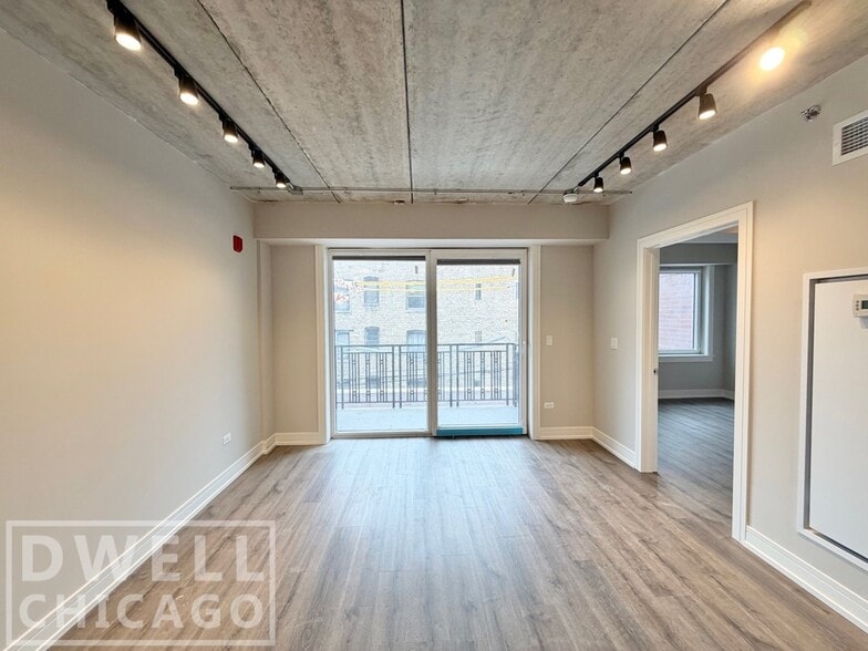 Building Photo - 938 W Carmen Ave