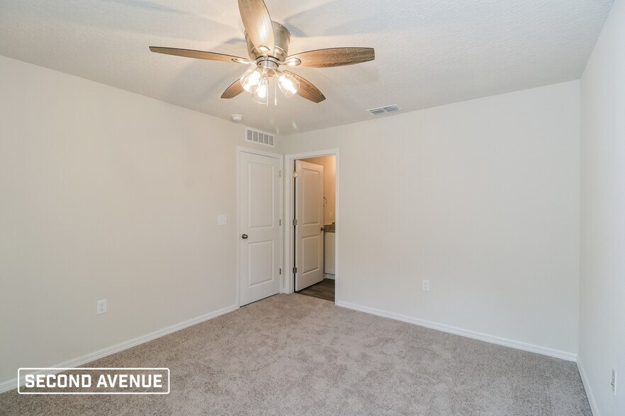 Building Photo - 6690 N Roland Dr
