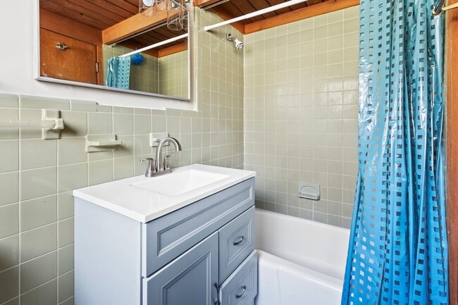 Building Photo - 304 Lake Lodge Dr