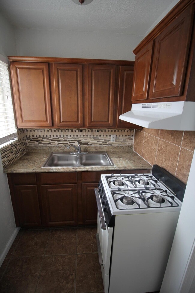 Building Photo - 8907 Old County Dr