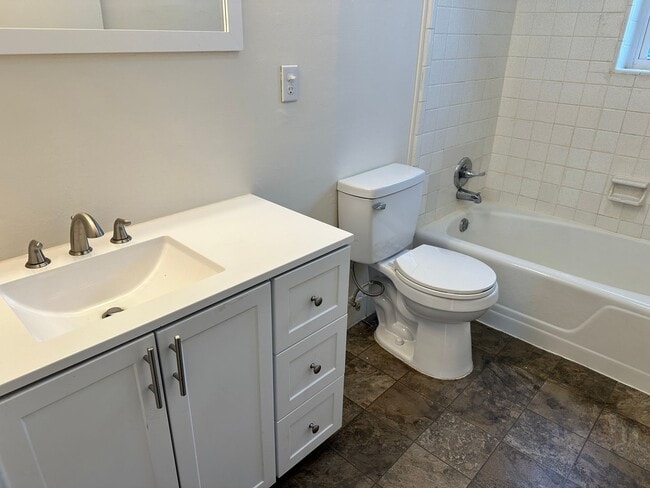 Building Photo - Lovely Two Bedroom Condo in Cotswold!