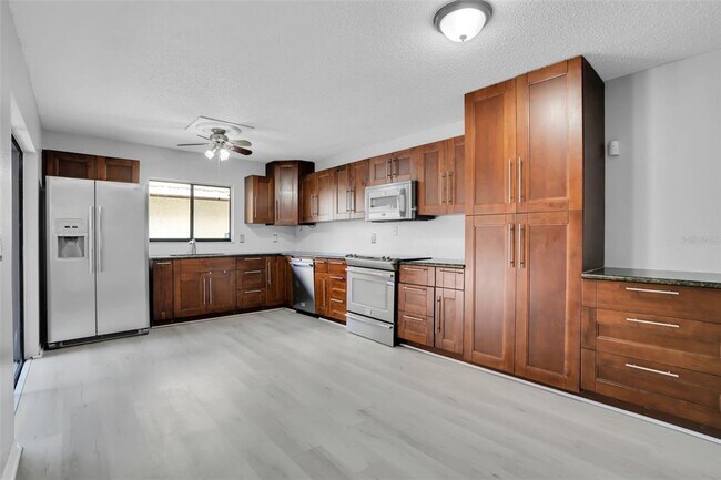 Building Photo - 15217 W Pond Woods Dr