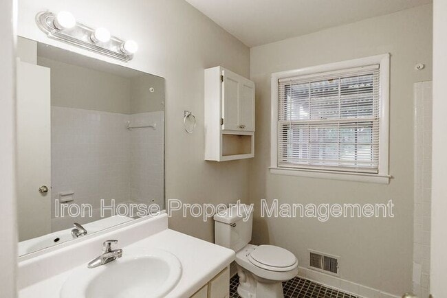 Building Photo - 160 Jockey Club Dr