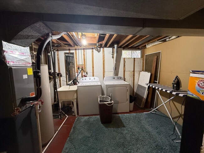 Building Photo - 3-Bedroom, 1-Bath Home for Rent – Lowell