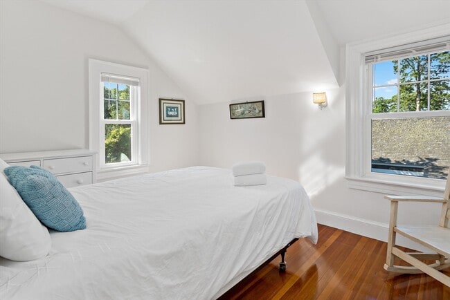 Building Photo - 122 Gansett Rd
