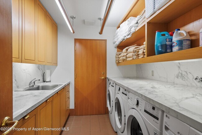 Building Photo - 800 Roaring Fork Rd