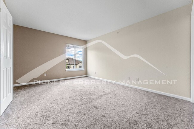 Building Photo - Spacious Townhouse with Washer/Dryer and Central AC