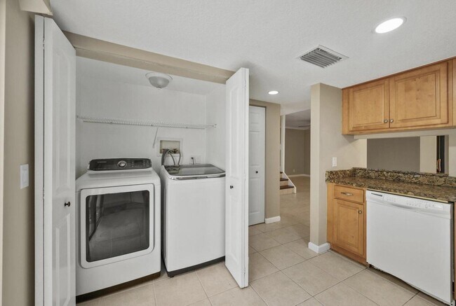 Building Photo - 402 Lakewood Ct