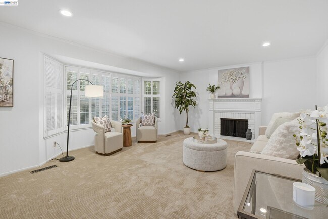 Building Photo - 2402 Royal Oaks Dr