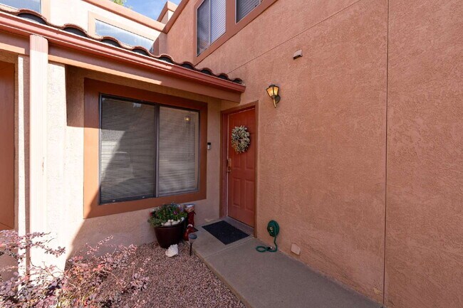 Building Photo - Feel Right at Home – Inviting Fully Furnis...