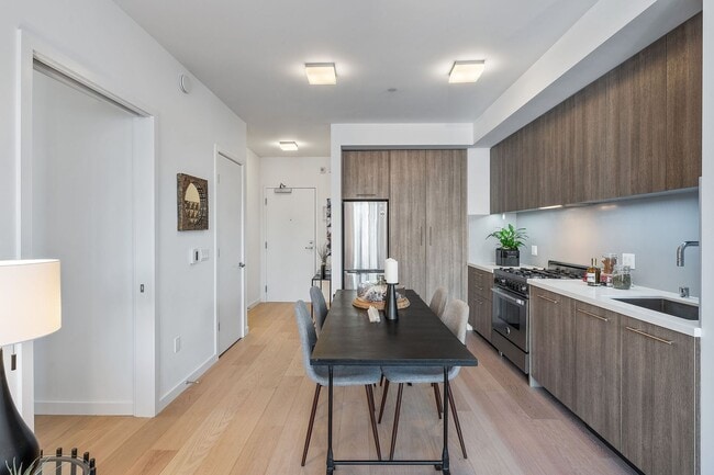 Building Photo - SoMA: Stylish 1 Bed Condo w/ Designer Finishes, Google Fiber, Bike Storage & Shared Roof Deck