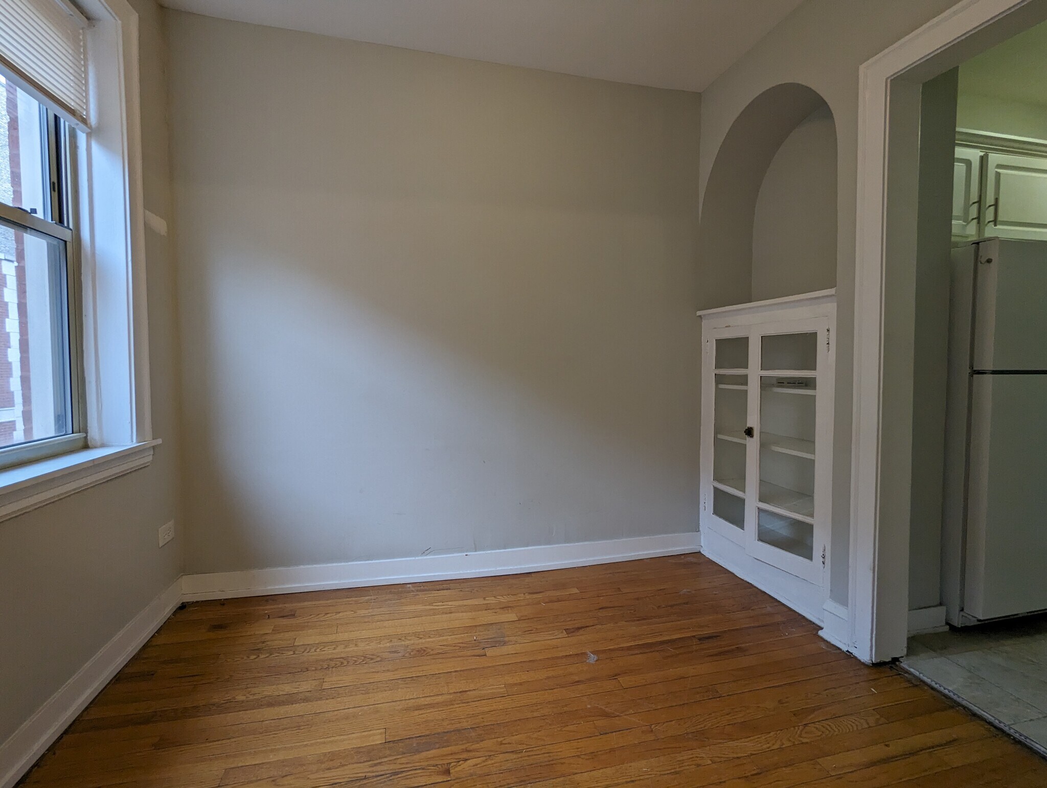 Building Photo - 546 W Surf St