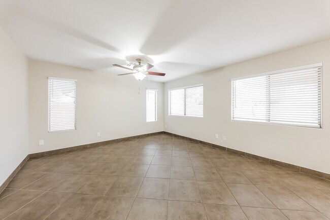 Building Photo - 2505 W Red Fox Rd