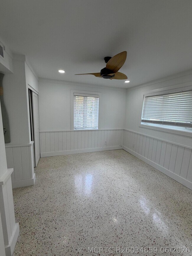 Building Photo - 204 S Seacrest Cir