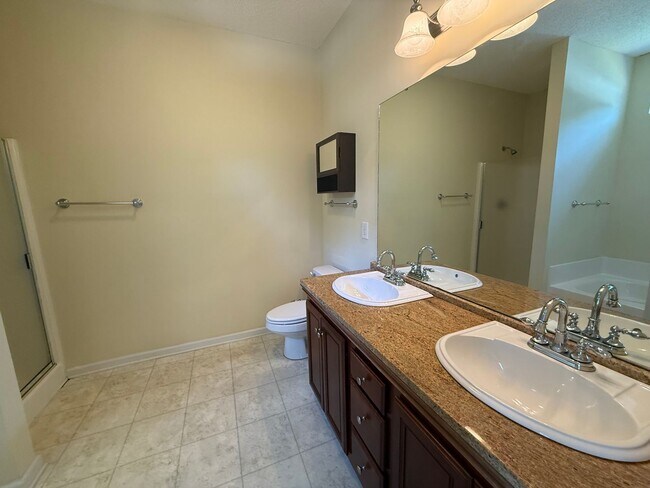 Building Photo - 2302 Clandon Dr