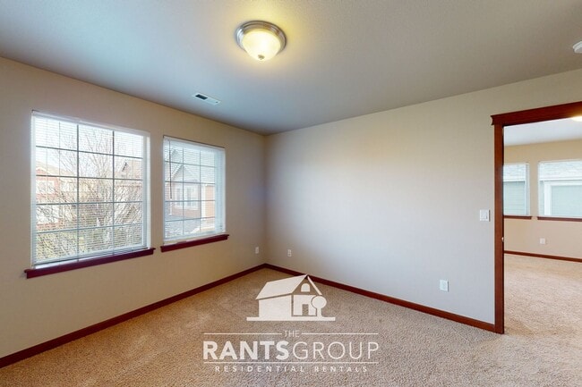 Building Photo - Move in Ready! Beautiful home in Puyallup! Easy Commute to JBLM!