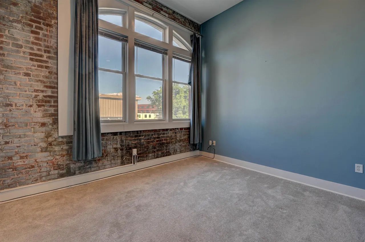 Building Photo - 435 S Front St