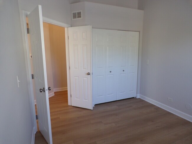 Building Photo - 891 Essex Cir