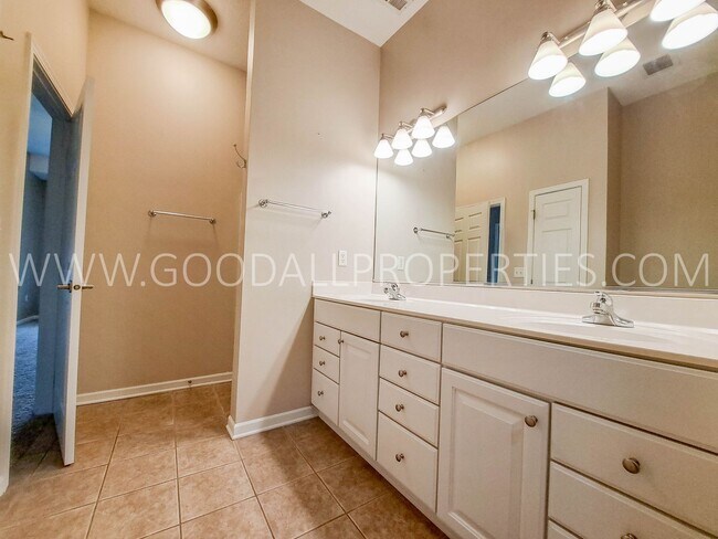 Building Photo - 2 Bedrooms 2 Bathroom Condo on Grand