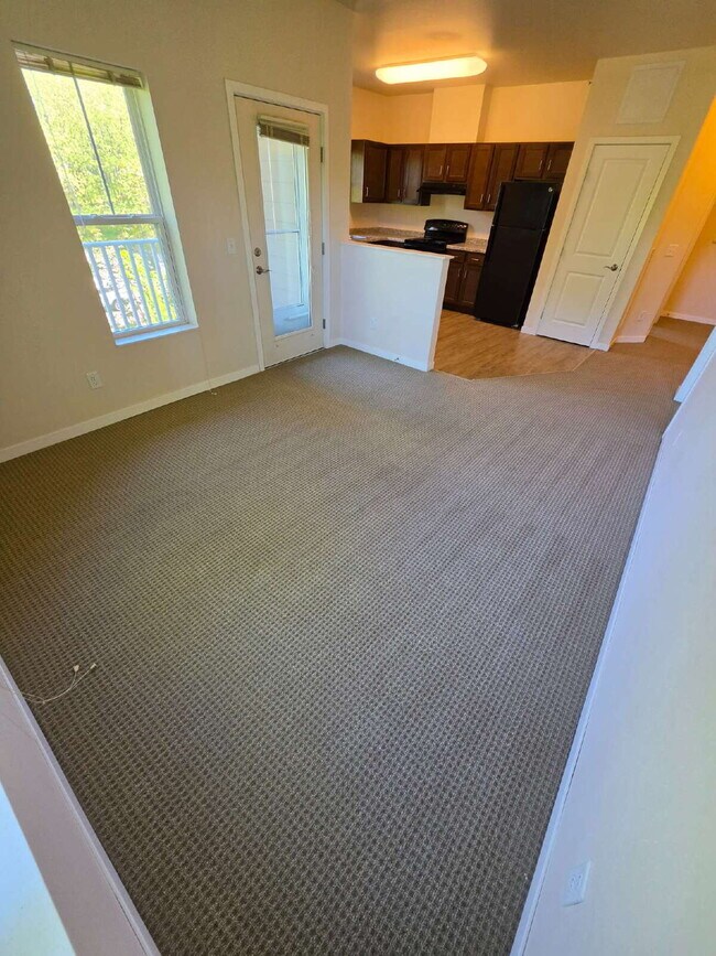 Building Photo - 2 Bedroom | 1 Bathroom 2nd Floor Apartment Available RIGHT NOW!