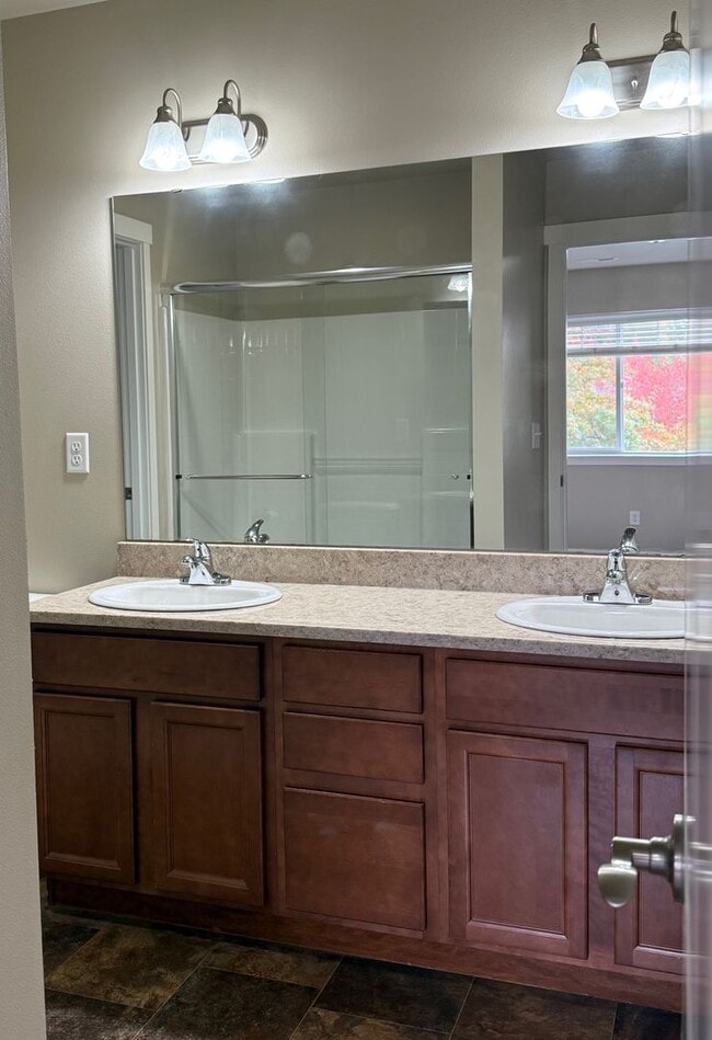 Building Photo - Charming 3bed/2.5 bath House!