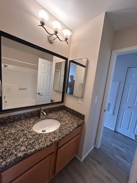 Building Photo - 7300 W Pirates Cove Rd