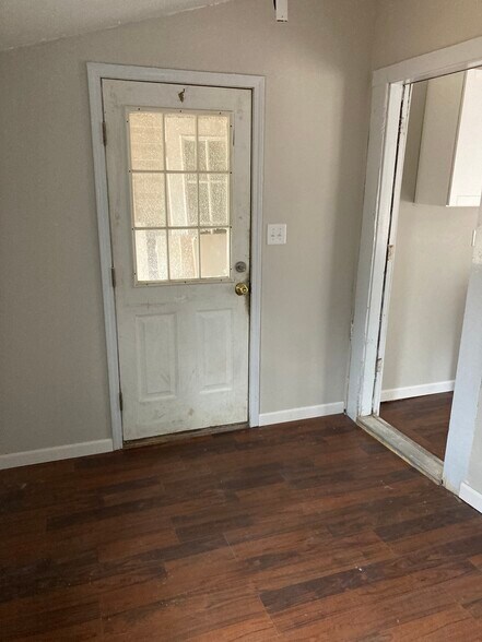 Building Photo - 173 Richardson St