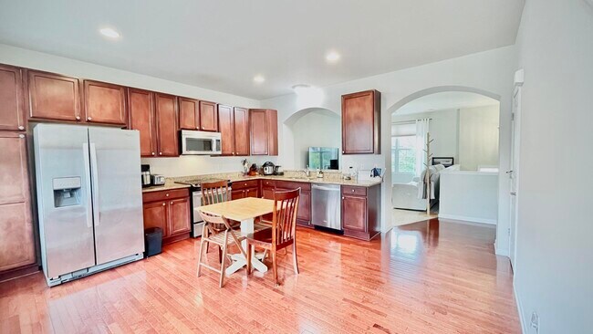 Building Photo - 28000 Hopkins Dr