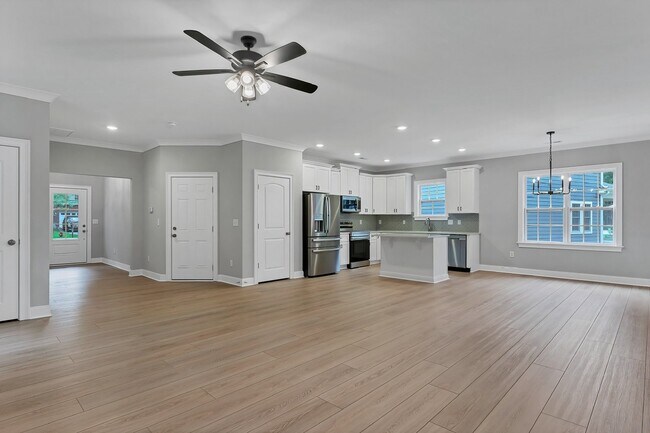 Building Photo - 835 Blue Bird Dr