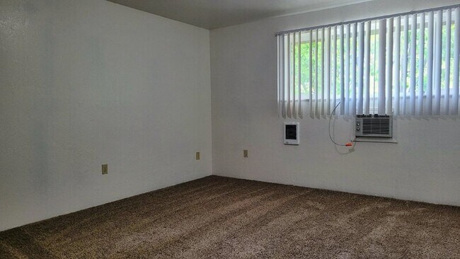 Building Photo - 128 NE Atkinson Ct