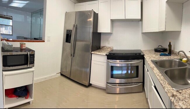 Building Photo - 686 Brittany Dr